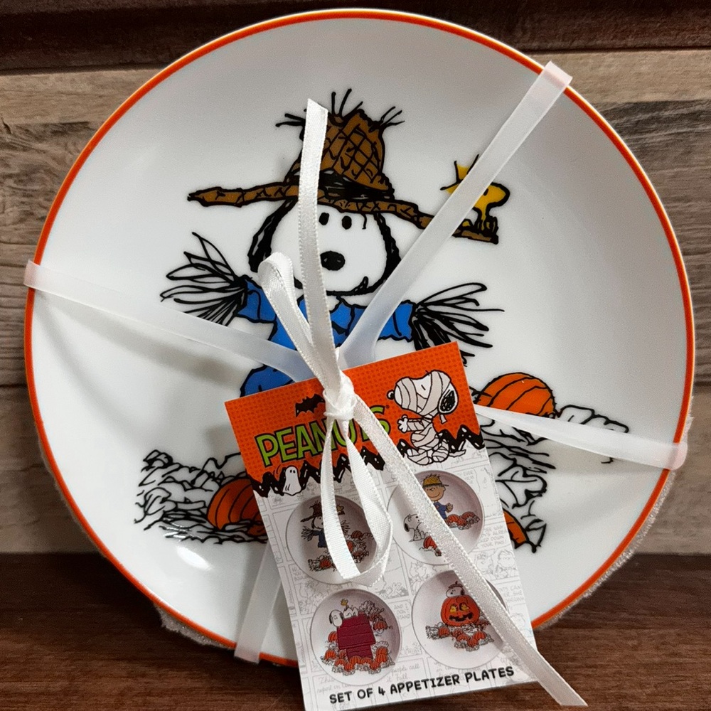 Super Cute Peanuts Snoopy Halloween Ceramic Appetizer Plates Set 4 - NEW